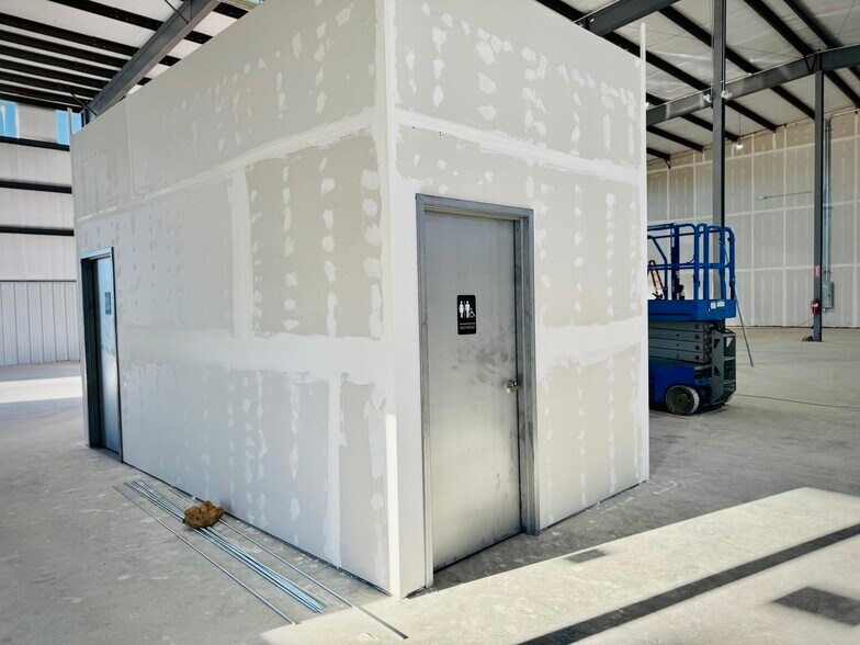 More Photos Of 19901 E Highway 51, Broken Arrow Warehouse For Lease