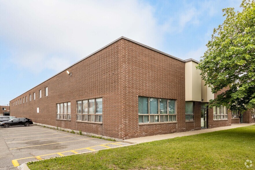 More Photos Of 825 Rue Tecumseh, Dollard-des-Ormeaux Warehouse For Lease