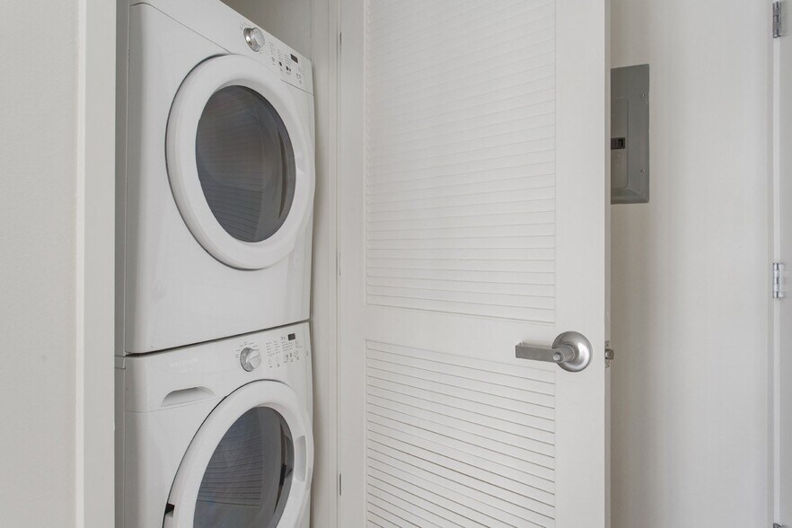 More Photos Of 214 Santa Monica Blvd, Santa Monica Apartments For Lease