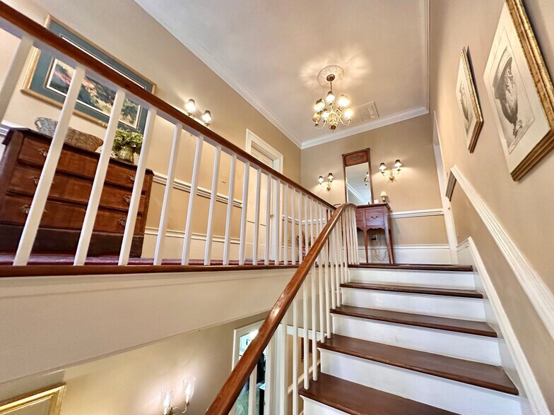 More Photos Of 615 College St, Clinton Hotel For Sale