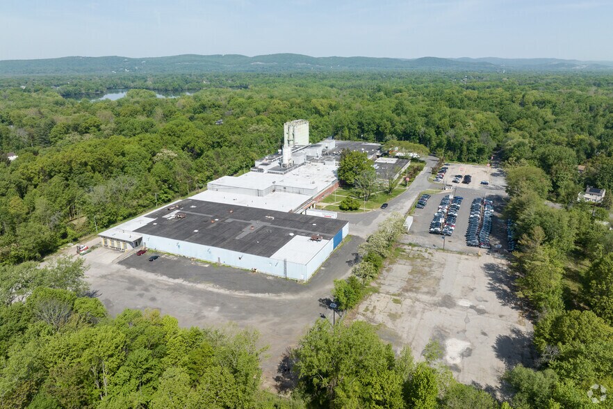 More Photos Of 55 Haul Rd, Wayne Warehouse For Lease