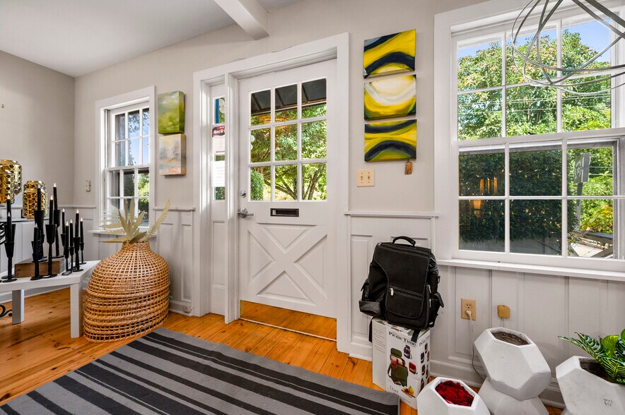 More Photos Of 172 Main st, Saluda Showroom For Sale