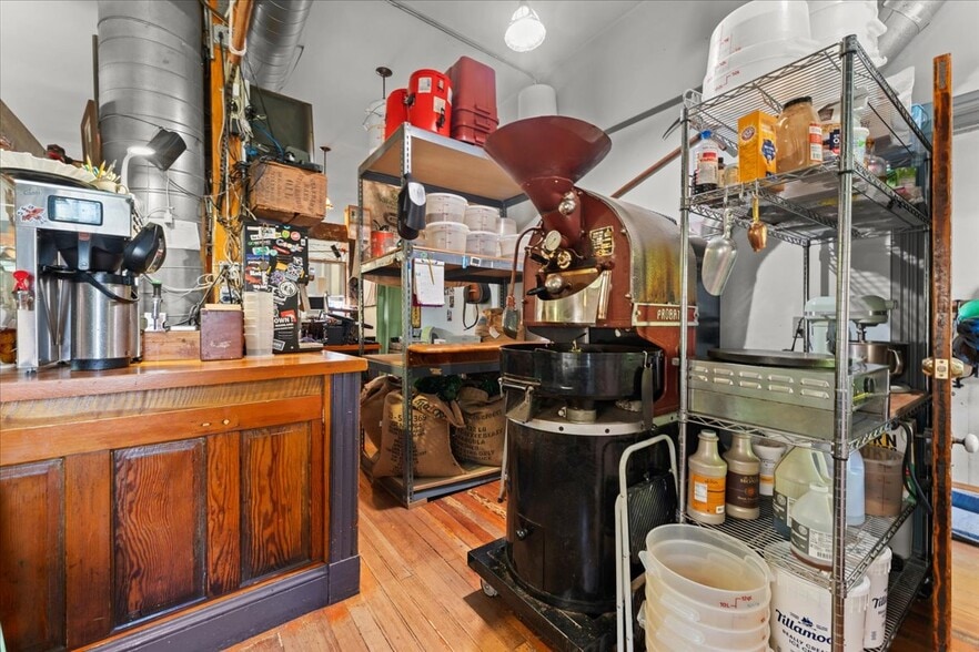 More Photos Of 3039 SE Stark St, Portland Storefront Retail Residential For Sale