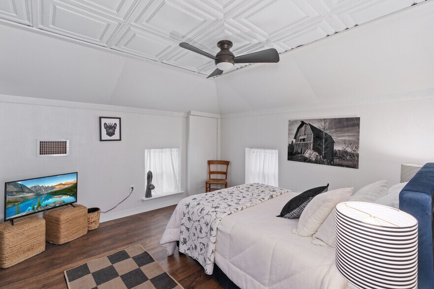 More Photos Of 11 E Philadelphia Ave, Boyertown Hospitality For Sale