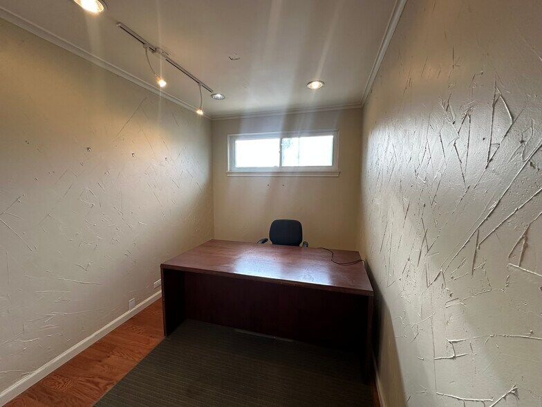 More Photos Of 204 S Kentucky St, McKinney Office Residential For Sale