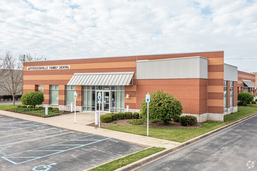 Primary Photo Of 900 Spring St, Jeffersonville Medical For Lease