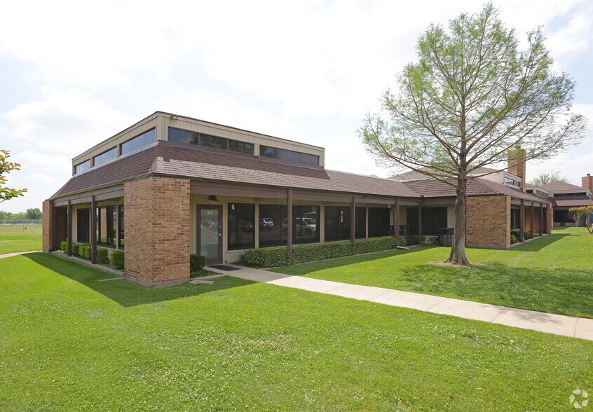 More Photos Of 205 Billings St, Arlington Unknown For Lease