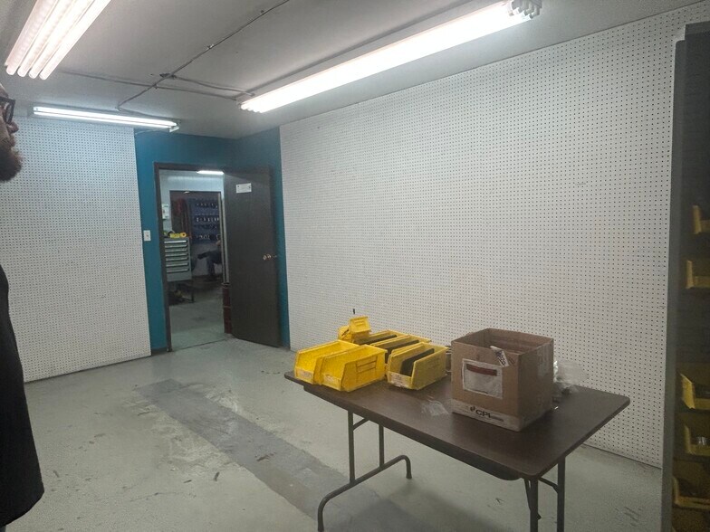 More Photos Of 1954 10 Av NW, Medicine Hat Warehouse For Sale