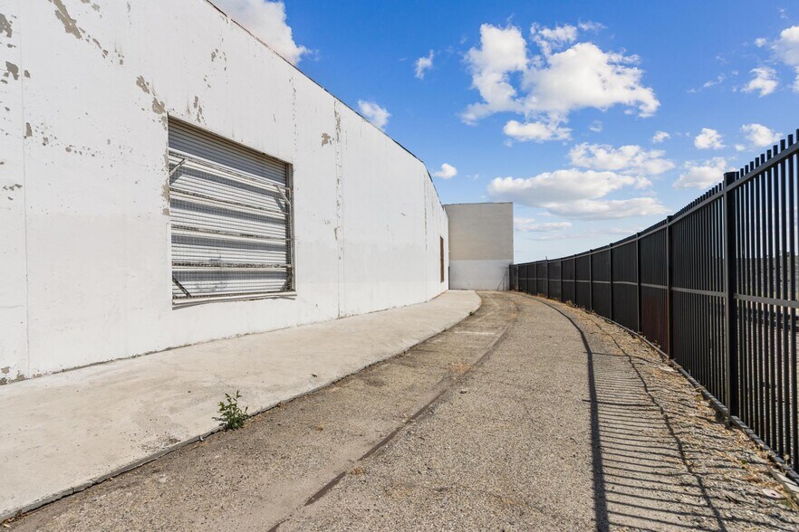 More Photos Of 6310 Corsair St, Commerce Manufacturing For Sale