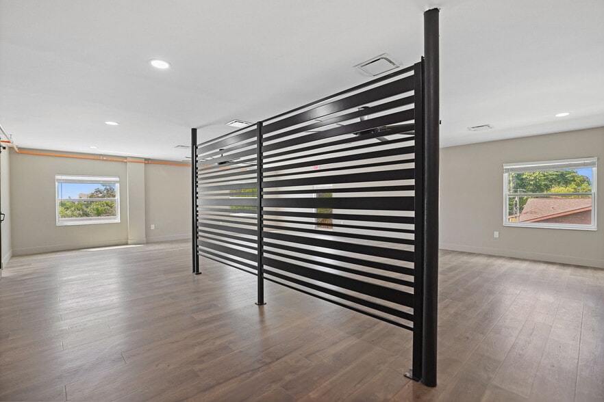 More Photos Of 10830 Navajo Dr, Saint Petersburg Showroom For Sale