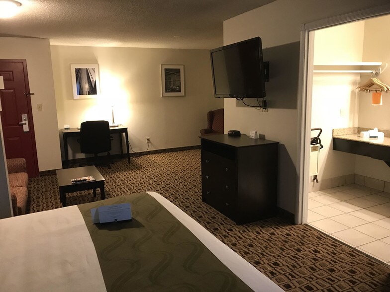 More Photos Of 658 S Westdale Dr, Wichita Hotel For Sale