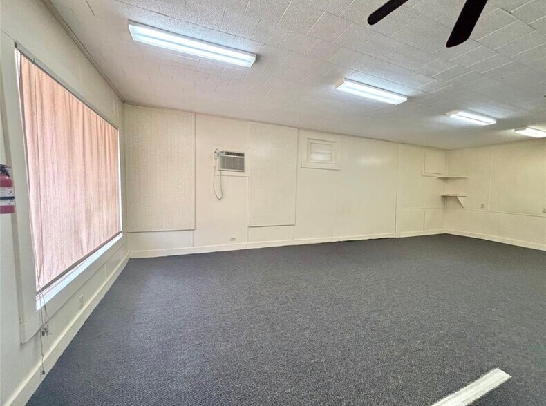 More Photos Of 110 N Zavalla St, Jasper Showroom For Sale