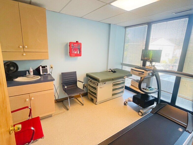 More Photos Of 2616 Sherwood Hall Ln, Alexandria Medical For Sale