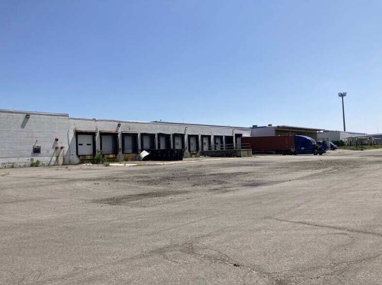 More Photos Of 1000 N South Rd, Scranton Warehouse For Lease
