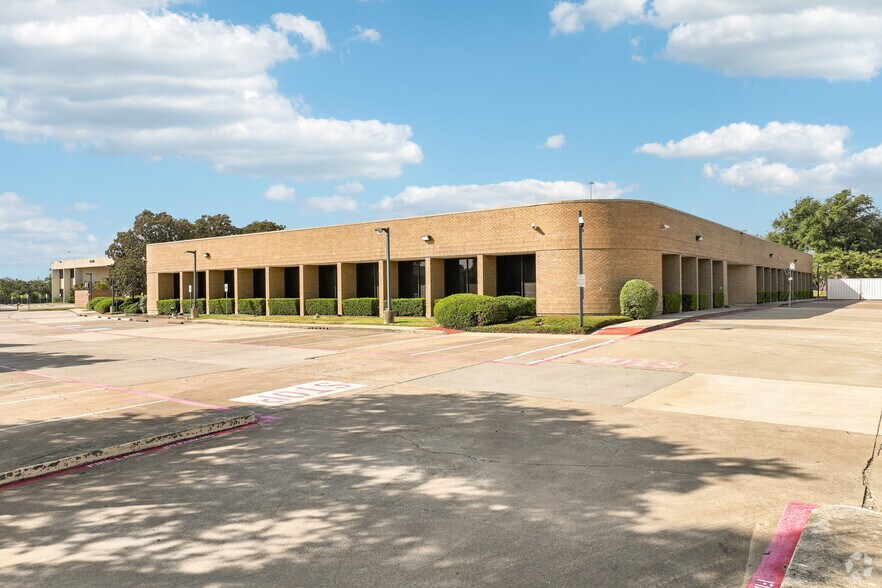 More Photos Of 9250 Amberton Pky, Dallas Office For Lease