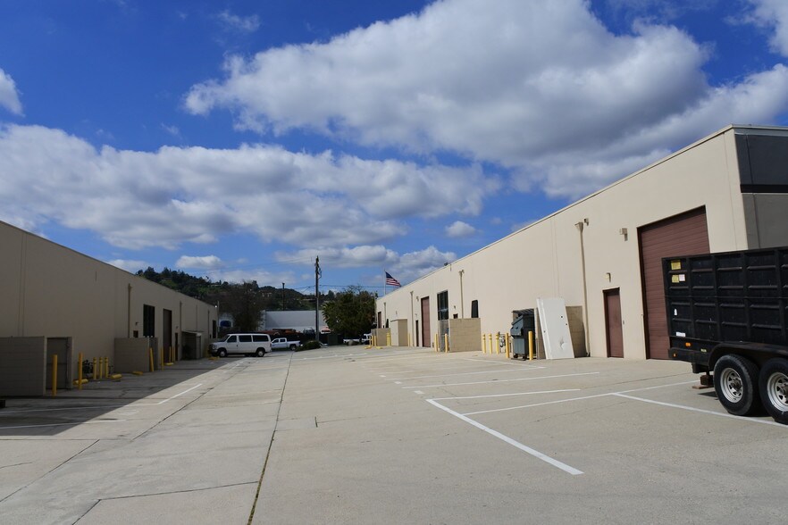 More Photos Of 715 W Woodbury Rd, Altadena Warehouse For Lease