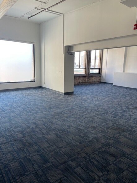 More Photos Of 7 N Saginaw St, Pontiac Office For Lease