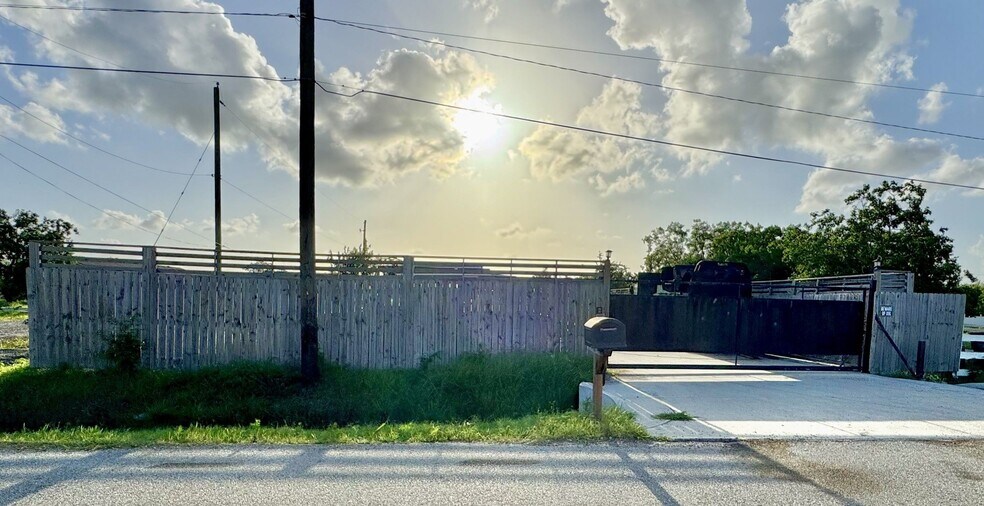 More Photos Of 1006 23rd St, San Leon Warehouse For Sale