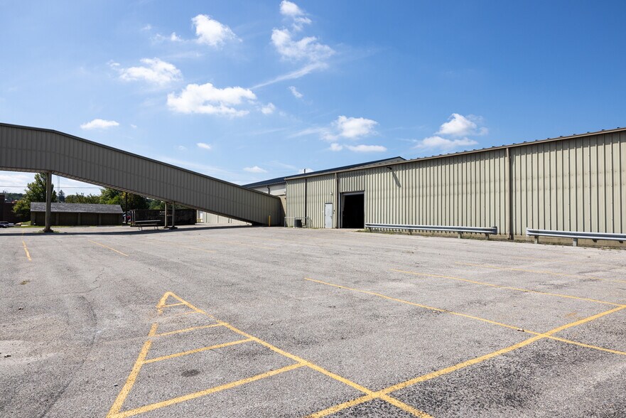 More Photos Of 246 E 4th St, Ashland Light Distribution For Lease