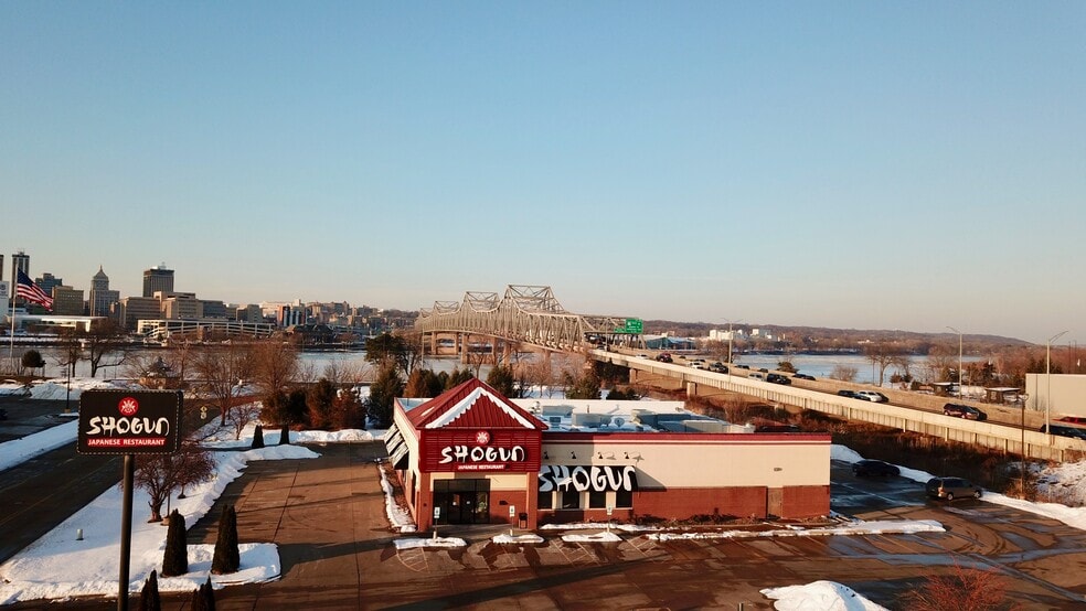 Primary Photo Of 1000 Riverside Dr, East Peoria Restaurant For Sale