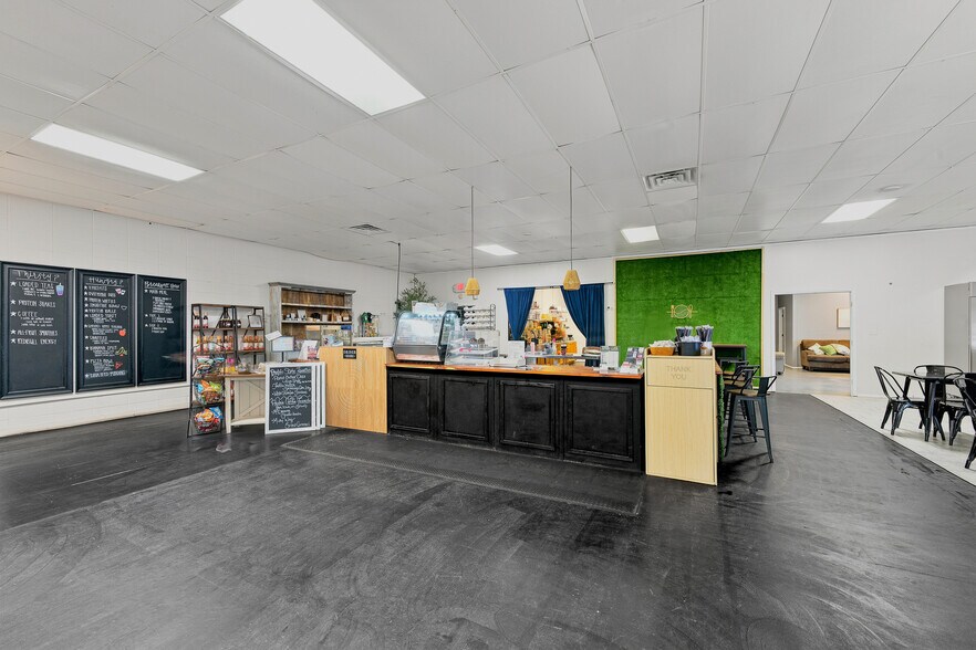 More Photos Of 20 Town Sq, Greenwood Health Club For Sale