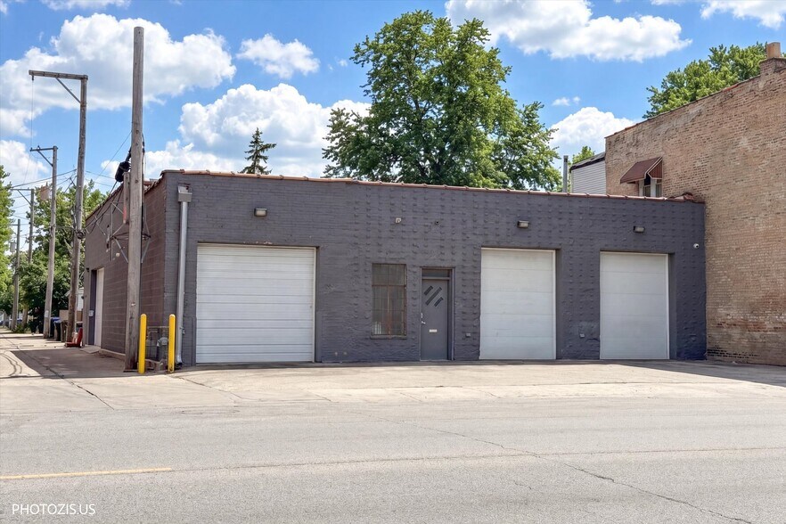 Primary Photo Of 4257 W Montrose Ave, Chicago Flex For Sale