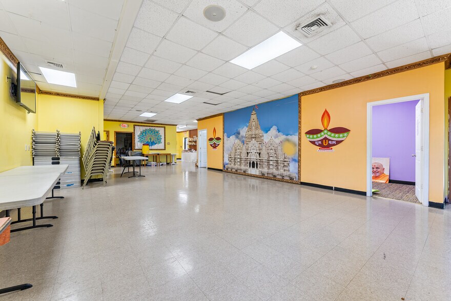 More Photos Of 605 Silver St, Agawam Storefront Retail Office For Sale