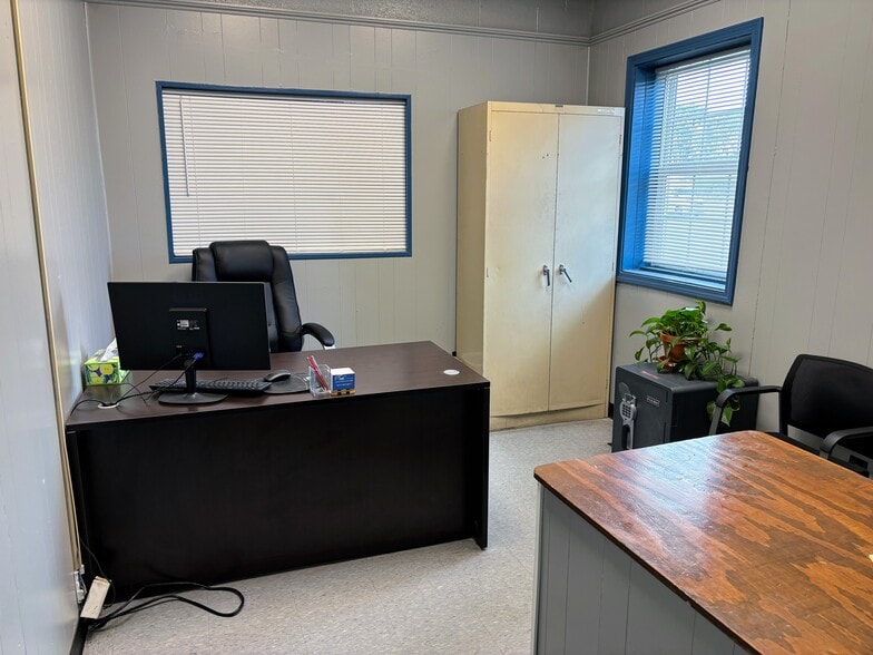 More Photos Of 1401 W Ray St, Indianapolis Truck Terminal For Lease