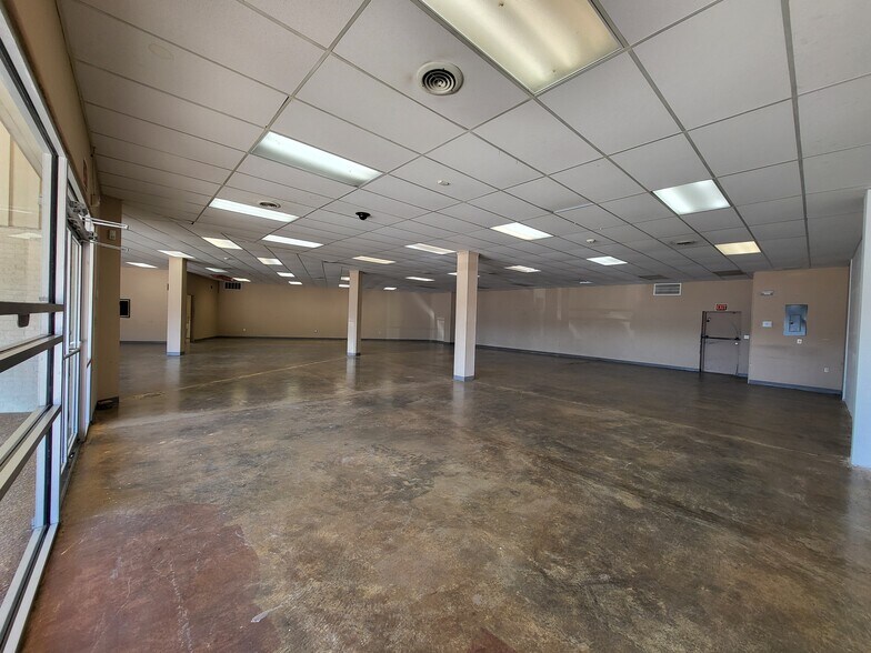 More Photos Of 1090 S Neosho Blvd, Neosho Unknown For Lease