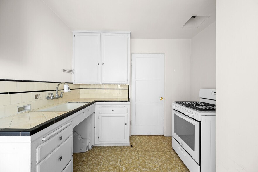 More Photos Of 2106 Valentine St, Los Angeles Apartments For Sale