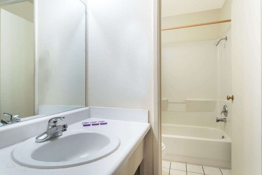 More Photos Of 1624 N Black Canyon Hwy, Phoenix Hotel For Sale