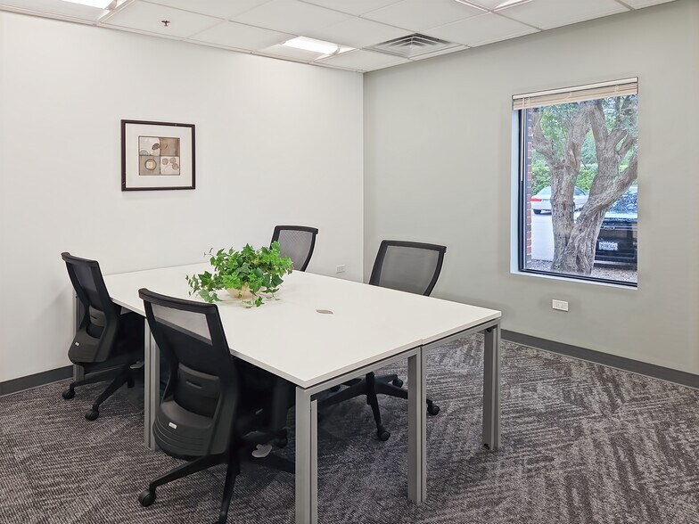 More Photos Of 611 S Milwaukee Ave, Libertyville Coworking Space