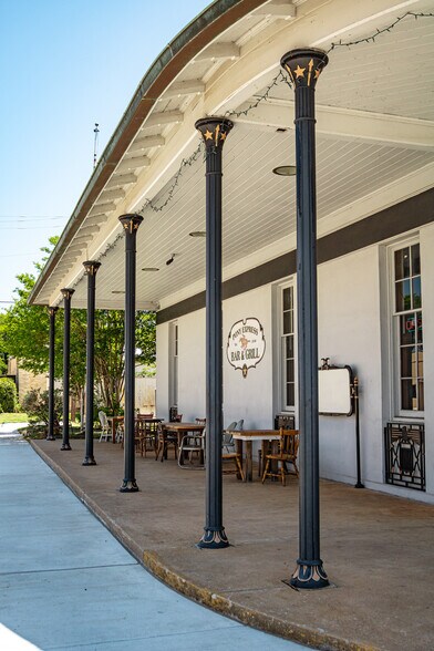 More Photos Of 302 S Magnolia St, Hearne Restaurant For Sale