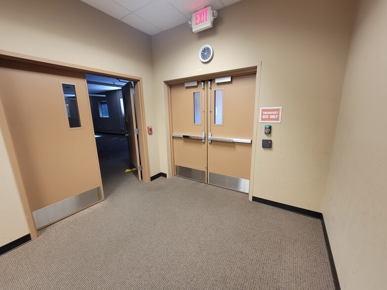 More Photos Of 2101-2120 W 41st St, Sioux Falls General Retail For Lease