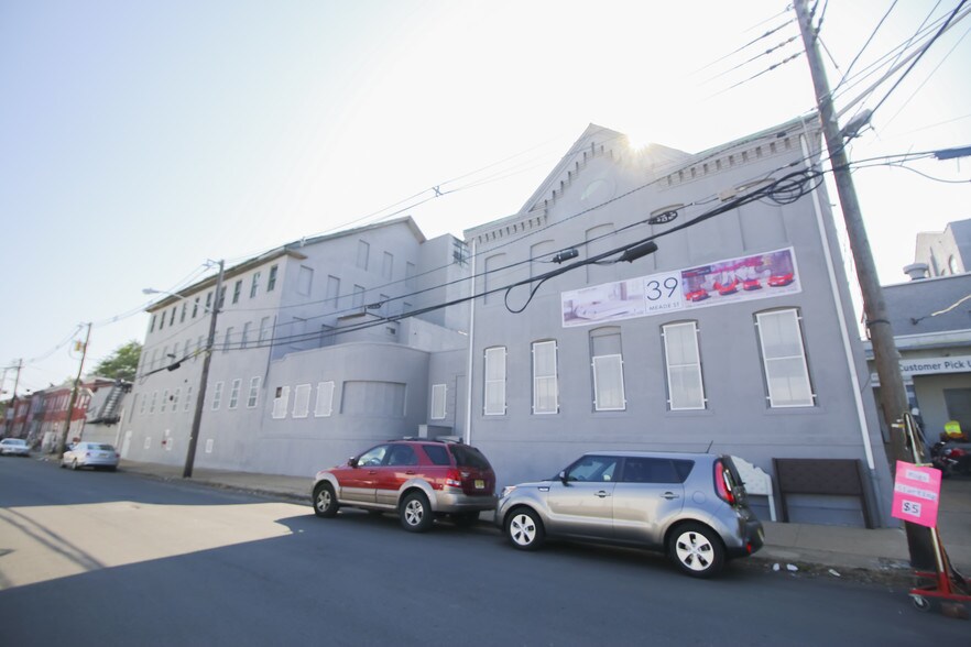 More Photos Of 39 Meade St, Trenton Distribution For Lease