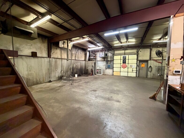 More Photos Of 403 W 2nd St, Sand Springs Manufacturing For Sale