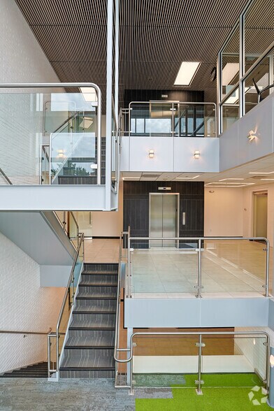 More Photos Of 50 Burlington Mall Rd, Burlington Unknown For Lease