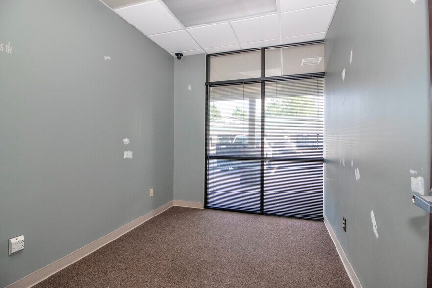 More Photos Of 285 N Main St, Troutman General Retail For Lease
