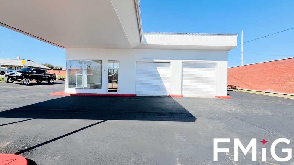 More Photos Of 101 E Cumming Ave, Opp Mixed Retail For Sale