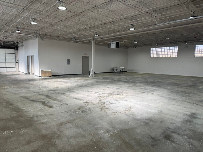 More Photos Of 945 Criss Cir, Elk Grove Village Light Manufacturing For Lease