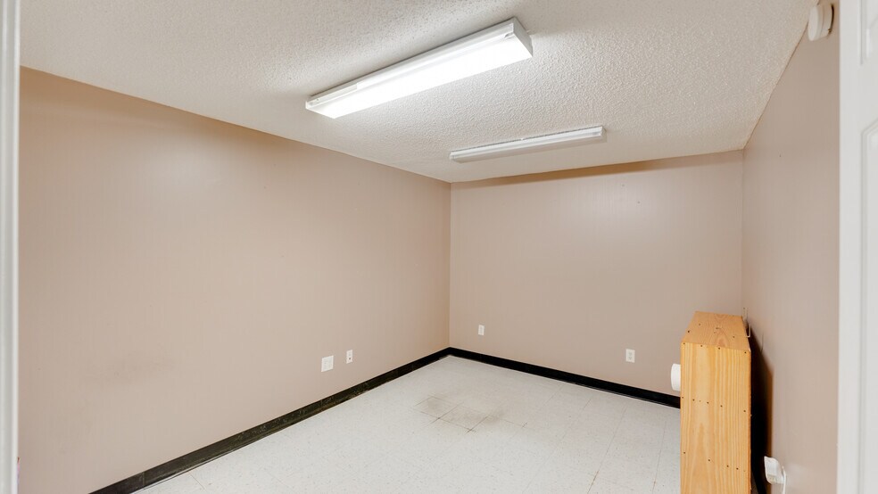 More Photos Of 510 N Walker St, Quitman Light Manufacturing For Lease