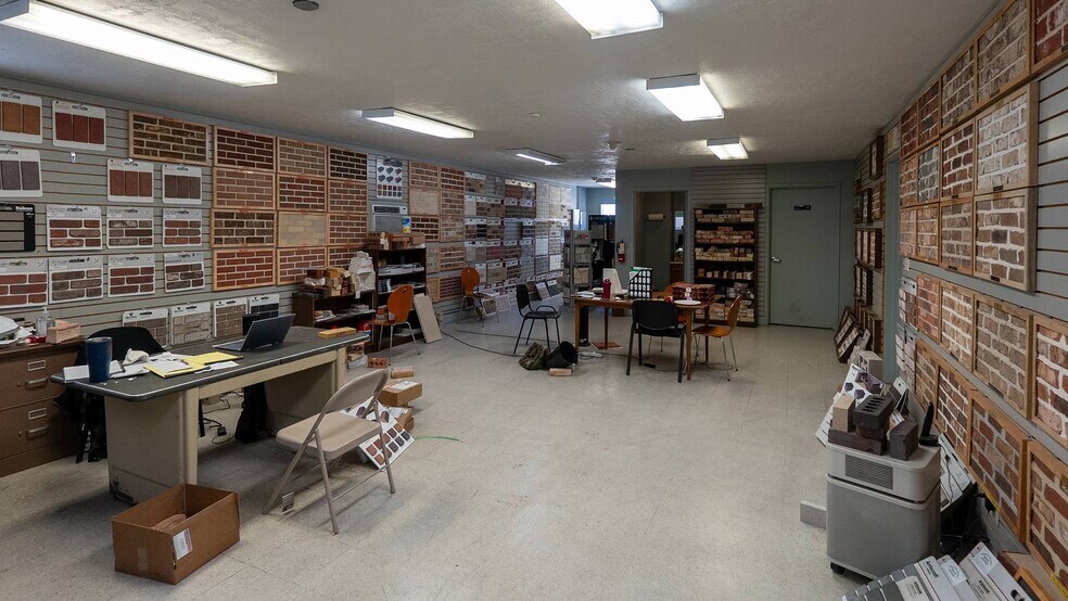 More Photos Of 2900 E Oak Springs Dr, Austin Distribution For Lease