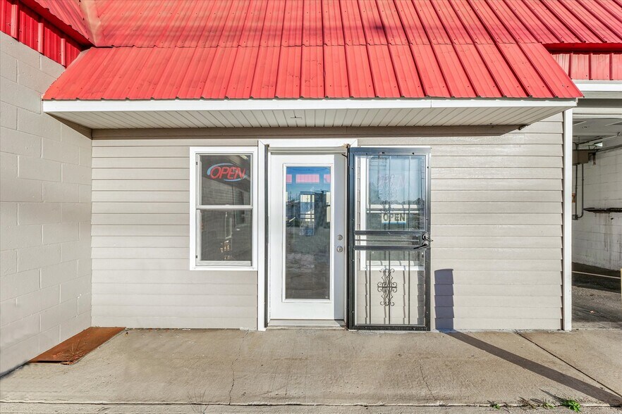 More Photos Of 501 E University Ave, Urbana Carwash For Sale