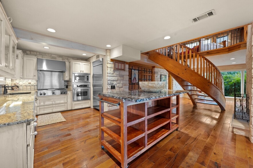 More Photos Of 3911 Lago Vista Dr, Austin Apartments For Sale