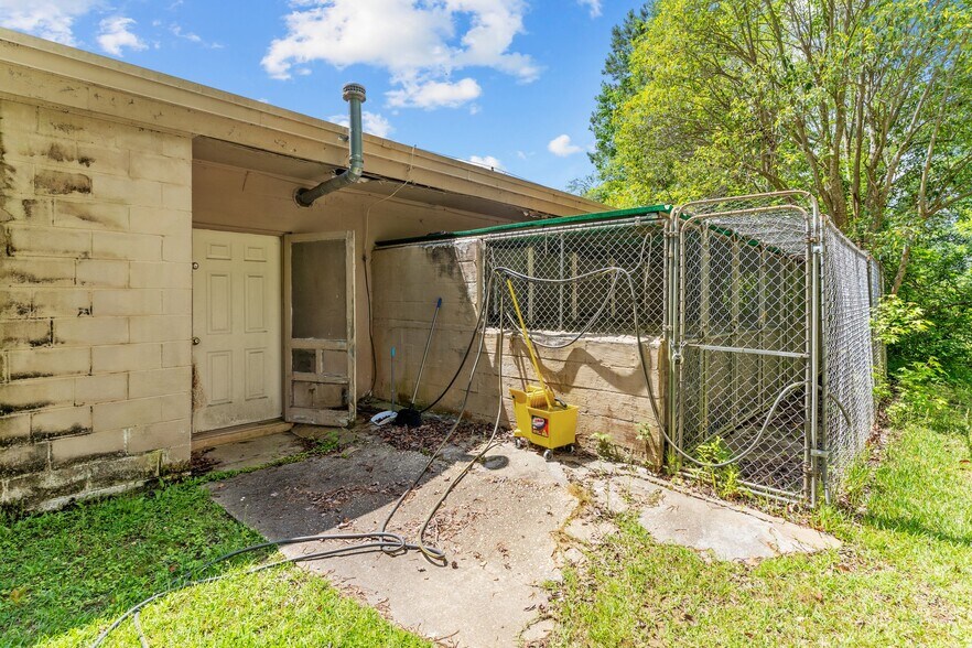 More Photos Of 3522 James B White Hwy, Whiteville Veterinarian Kennel For Sale
