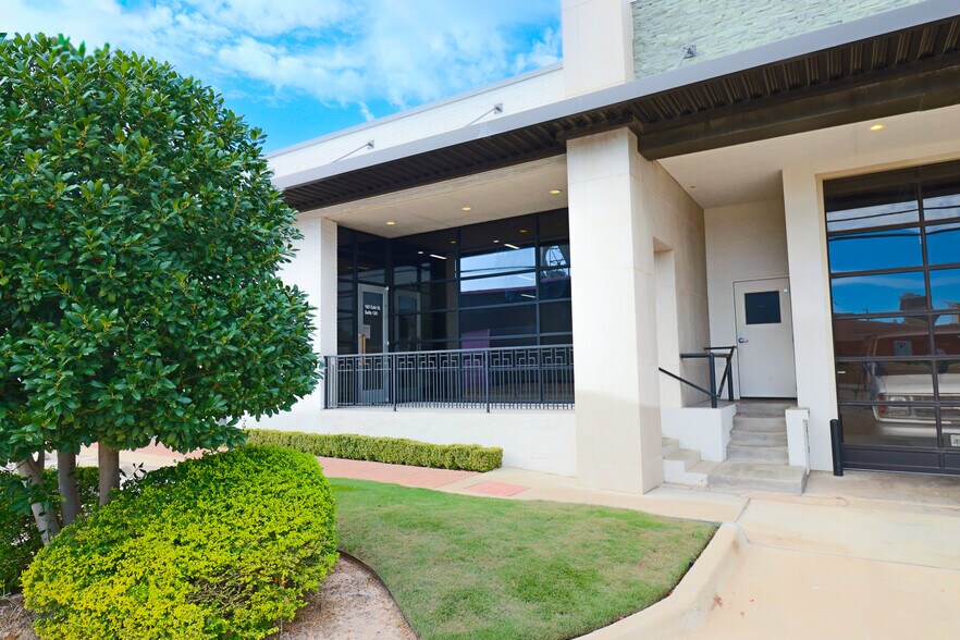 More Photos Of 183 Cole St, Dallas Showroom For Lease