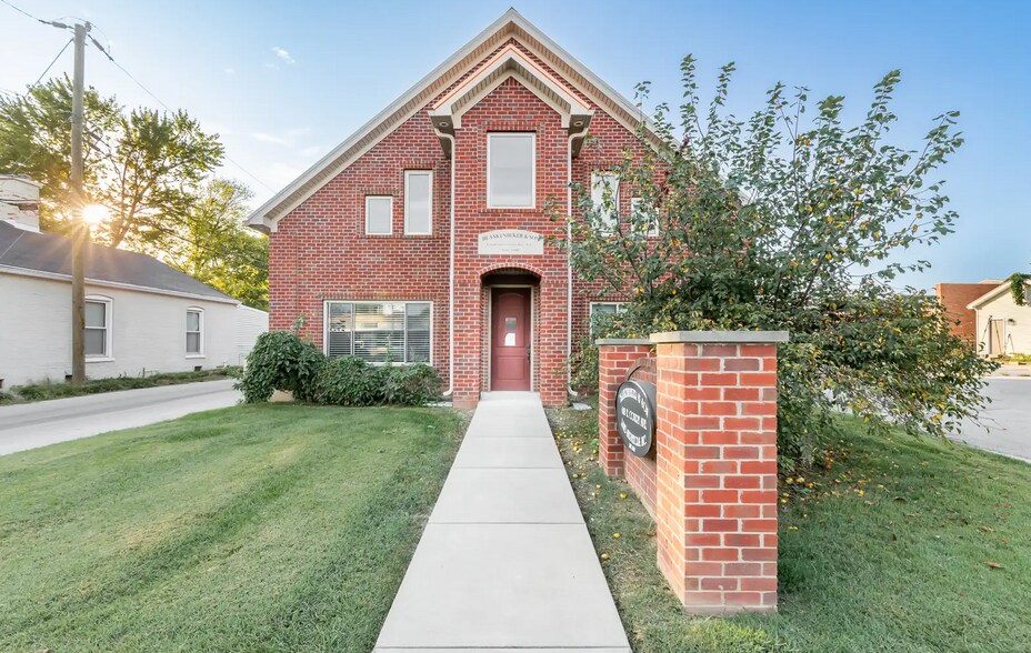 More Photos Of 618 E Court Ave, Jeffersonville Office For Lease