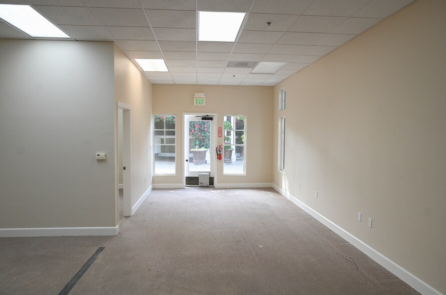 More Photos Of 50 Eagle Rock Way, Brentwood Storefront Retail Office For Lease