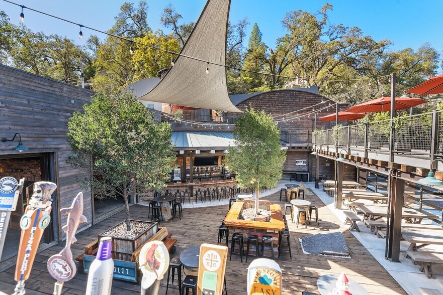 More Photos Of 208 S Green St, Sonora Restaurant For Sale