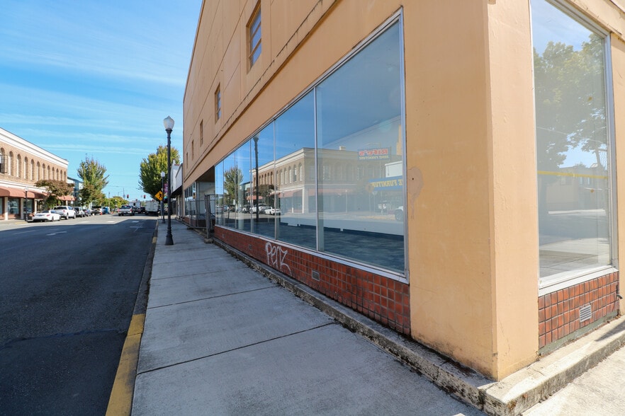 More Photos Of 181 Anderson Ave, Coos Bay Department Store For Sale